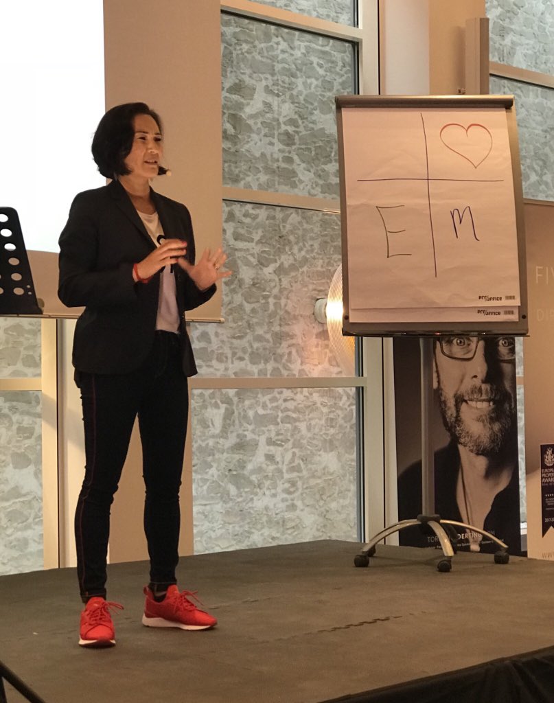 SellAnnette's tweet photo. Und nun die zauberhafte #JaninaFelix über #leadershipasaservice
#bockauflernen #stagemasteryHH https://t.co/OpqoxCckuL