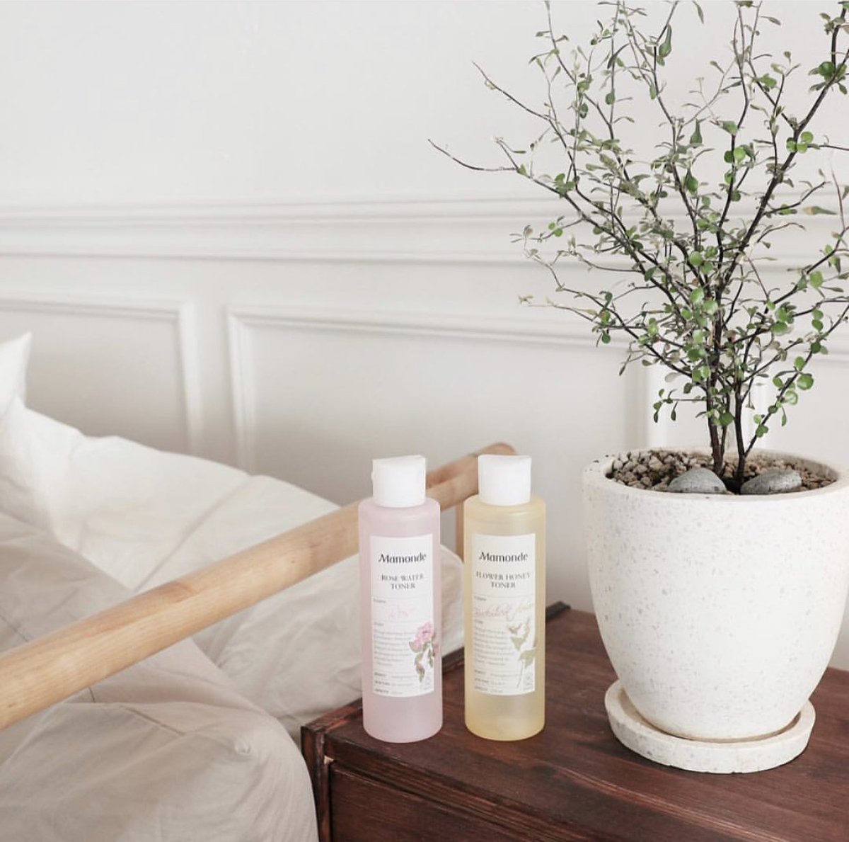 SomeiBeauty's tweet photo. Wanna reduce dark spots? Try rosewater for its anti-inflammatory &amp; antibacterial properties. Check out #Mamonde rosewater toner on our website and refresh your skin!💕
/📷 @mamondekorea https://t.co/cBXQgnYPFy