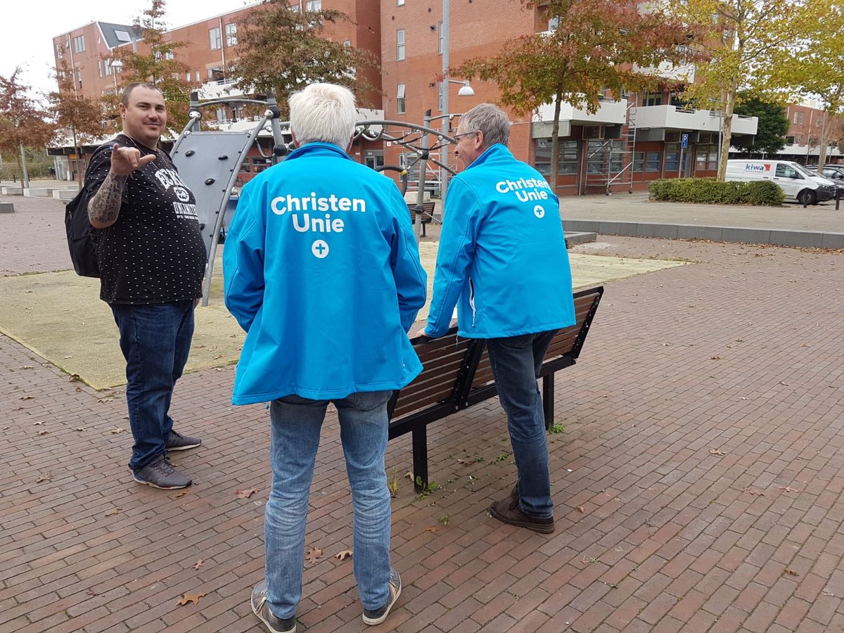 IngeJongman's tweet photo. Flyeren in Beijum! Mooie gesprekken#oogvoorelkaar @CUGroningen De ringetjes met oogjes zijn populair! De flyers uiteraard ook 😄 https://t.co/KK8WUJUKfo