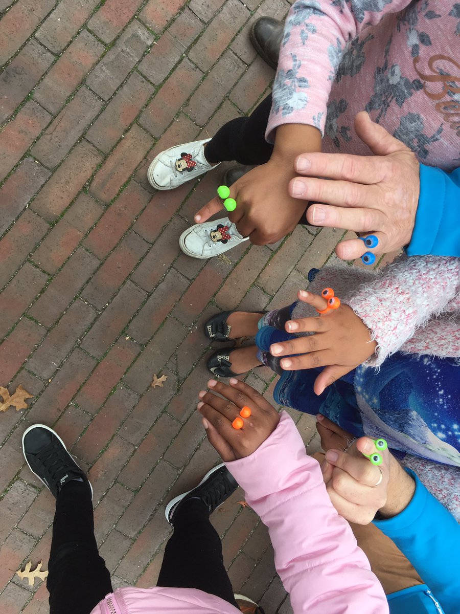 IngeJongman's tweet photo. Flyeren in Beijum! Mooie gesprekken#oogvoorelkaar @CUGroningen De ringetjes met oogjes zijn populair! De flyers uiteraard ook 😄 https://t.co/KK8WUJUKfo