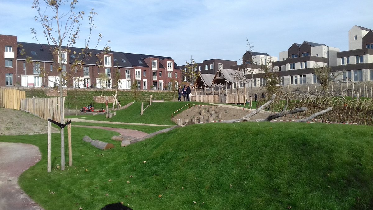 Wat is de nieuwe natuurspeeltuin De Hoef mooi geworden. Vanaf nu kan je volop spelen en iedereen kan meedoen. Ook kinderen met een beperking.