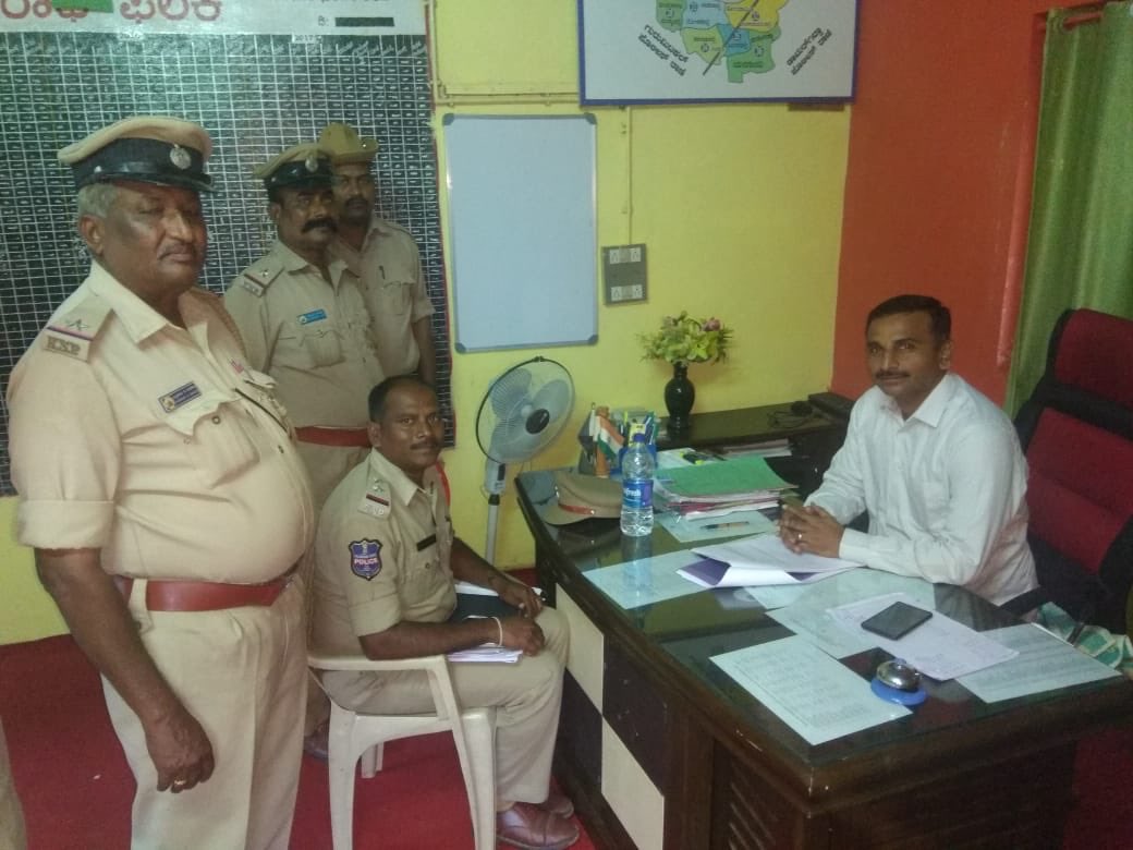 MBNRpolice's tweet image. #PollPreparedness 
SHO LEVEL BORDER MEETING!

Sub-inspector Damaragidda in a border meeting with SHO of Mudhol police station in Gulbarga District (Karnataka)