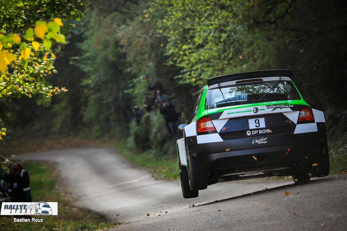 RallyeSport's tweet image. A mi-journée à la #FinaledesRallyes, Mathias Vaison est bien installé en tête, 12s7 devant Bouhot et 15s sur Sirot #CFR #FFSA 

A noter la grosse perf' de Risaletto, 7e au scratch avec sa Fabia S2000