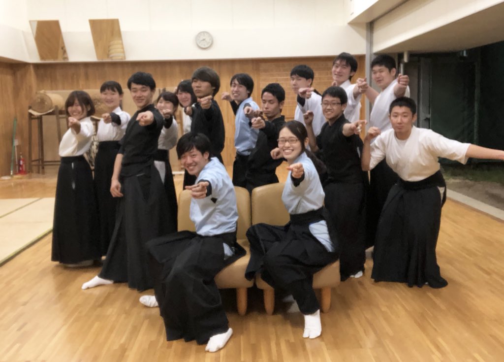 Twitter 上的 駒澤大学体育会弓道部 また 本日の練習により四年生のお二人が引退となりました 少人数からスタートした本年度の活動でしたが 先輩方のおかげでたくさんの部員が入り 現在の駒澤大学弓道部があります いつでも部員のことを一番に考えてくださり