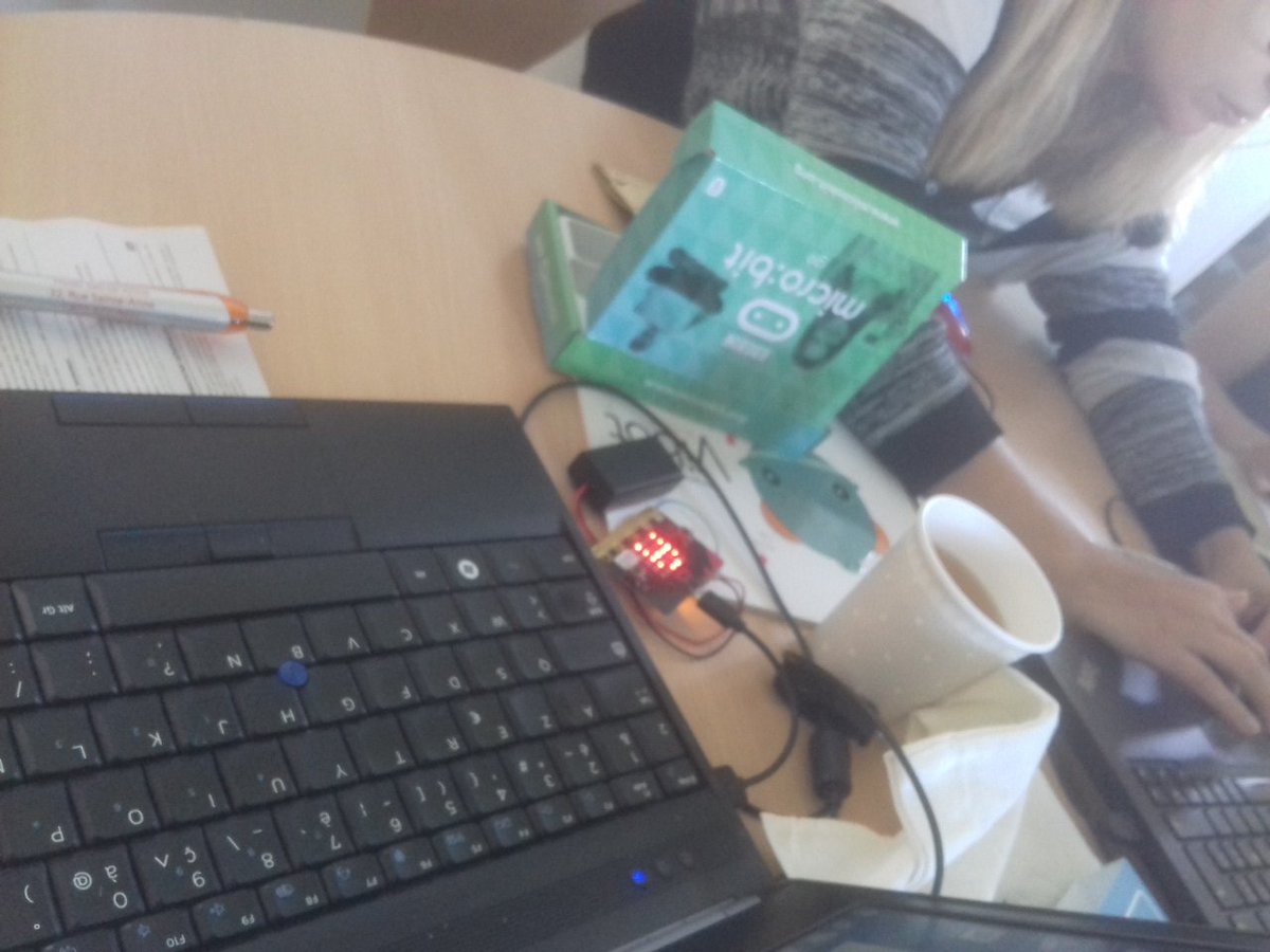margaridaromero's tweet image. Atelier @microbit_edu ; @nneChiardola : jouer à mon ami.e robot (informatique débranchée) les  jeux bandés n&apos;est pas qu&apos;une activité de #penseeinformatique mais travaille aussi la confiance et l&apos;empathie, si importantes pour la collaboration @fabline06 @KidsCoding @classcode_fr