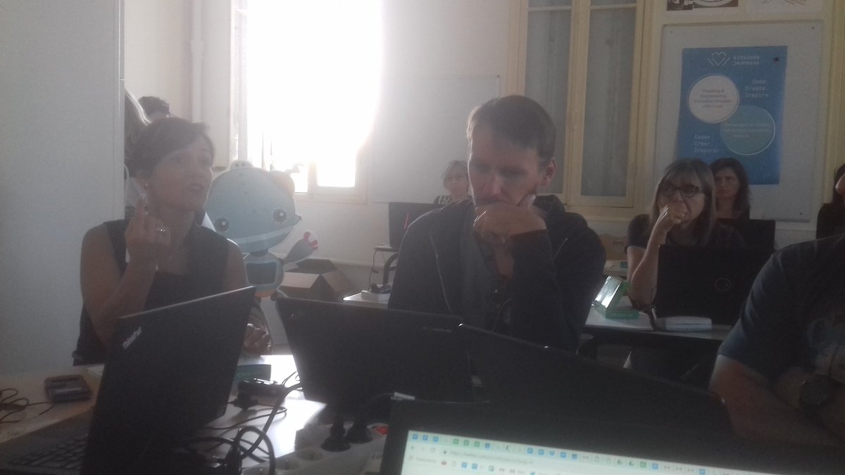 margaridaromero's tweet image. Atelier @microbit_edu ; @nneChiardola : jouer à mon ami.e robot (informatique débranchée) les  jeux bandés n&apos;est pas qu&apos;une activité de #penseeinformatique mais travaille aussi la confiance et l&apos;empathie, si importantes pour la collaboration @fabline06 @KidsCoding @classcode_fr