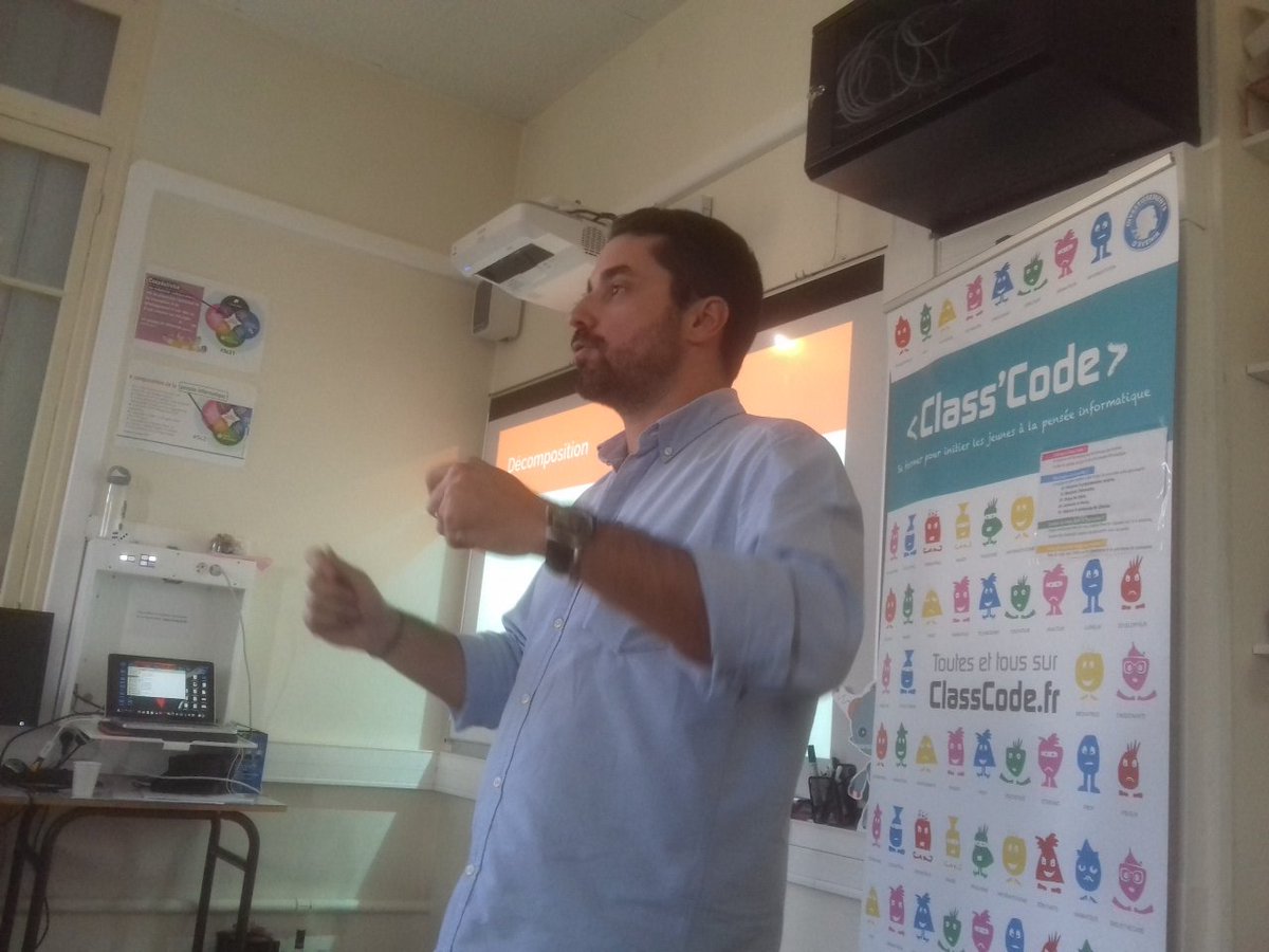 margaridaromero's tweet image. Atelier @microbit_edu ; @nneChiardola : jouer à mon ami.e robot (informatique débranchée) les  jeux bandés n&apos;est pas qu&apos;une activité de #penseeinformatique mais travaille aussi la confiance et l&apos;empathie, si importantes pour la collaboration @fabline06 @KidsCoding @classcode_fr