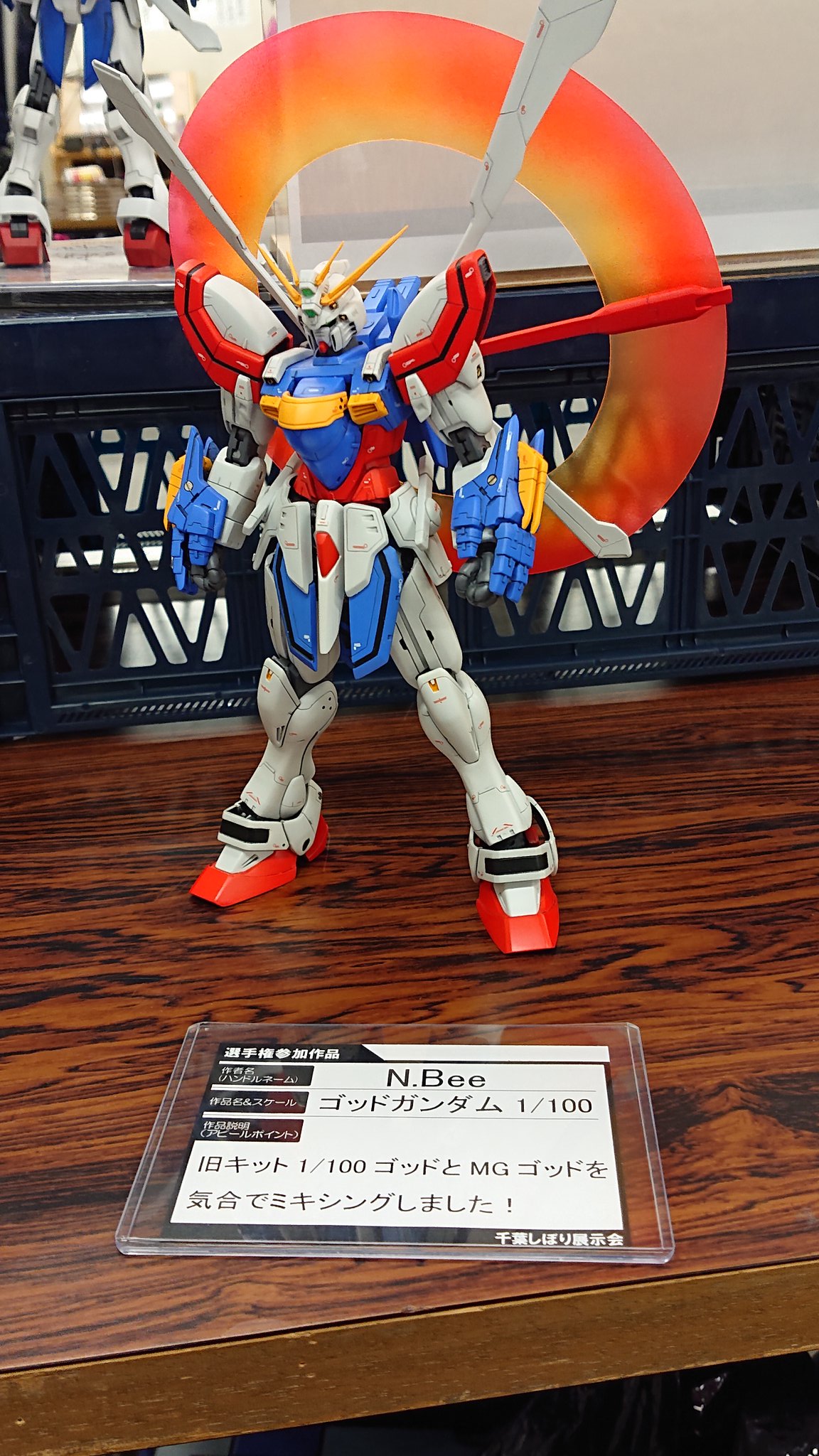 さくしゅん お次はメディックさん作 ネオコンゴ代表ガンダムコマンドコング 頭にドム乗ってたんですね 気づかなかった笑 これベースになった機体はティエレンかな 間に合わなかったようですがこれはこれでいいんではないでしょうか 元々何色にする
