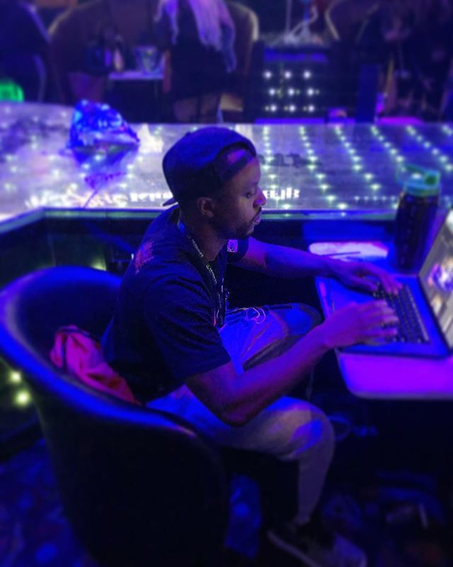 KingRay_ent's tweet image. Typical night .!! Creating the visuals is what I do ...!!!!
.
.
.
.
#getuncomfortablesquad #graphicdesign #computerlife #nightlife #creativevisualization #artist #creator #branding #detroit #designer ift.tt/2CWsEy5