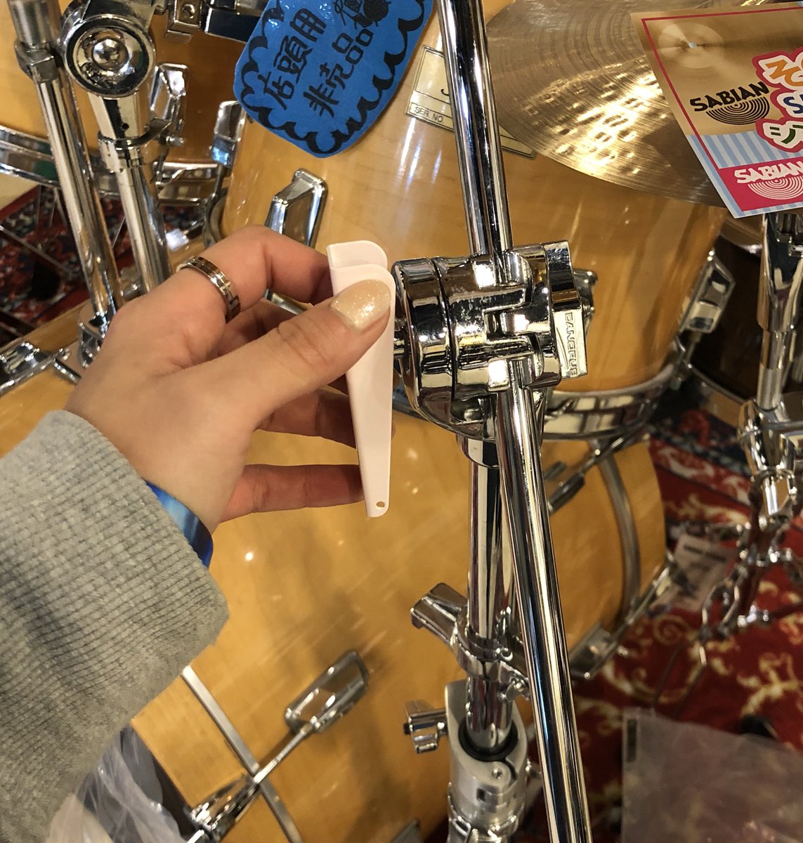 ルージングキー取り扱い開始ー！
スタジオやライブの時、素早くセッティングしたいのにネジが固くて回せない😥
なんて事よくありますよね💦

そんな時に役立つネジ軽く回るやつです◎
あったら嬉しい便利グッズ！
スティック位の価格で買えちゃいます
サークルさんなどにもオススメ✨
#ルージングキー