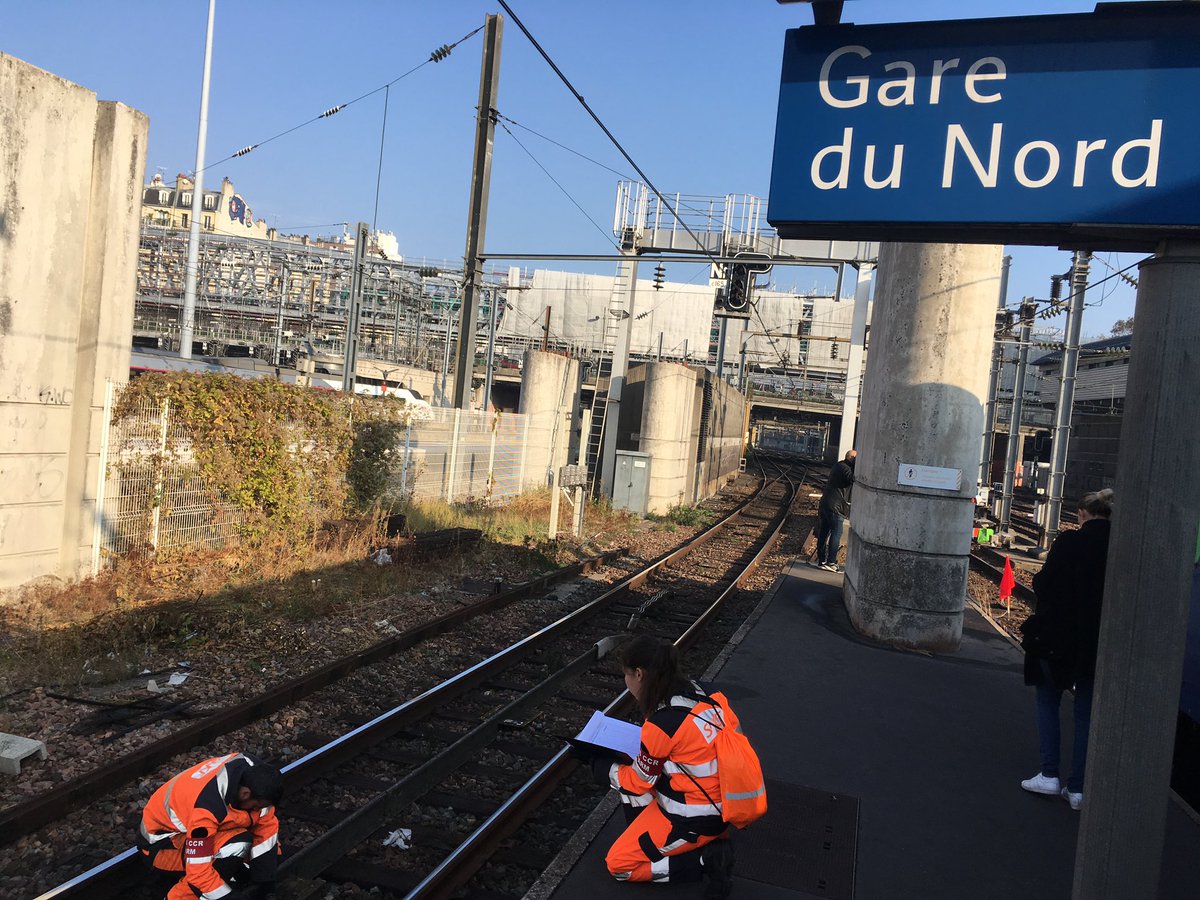 300 agents mobilisés pour la mise en service de la nouvelle tour de contrôle ferroviaire de Saint-Denis.

Nos agents vont changer 111 signaux, adapter 154 aiguillages et modifier des milliers de câbles. Ensuite, ils testeront le bon fonctionnement des installations.