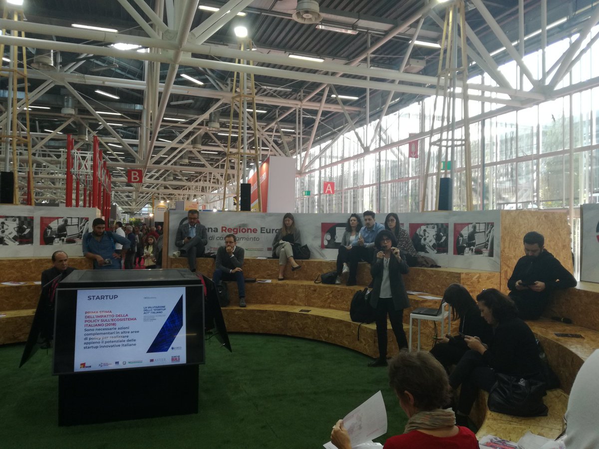 teresabagnoli's tweet photo. Quarta giornata di #ArenaRegioneEuropa a #SAIE2018 si parla di #startups #crowdfunding #greenjob con @Aster_ER @RegioneER #ClustER #ClusterBUILD @ErvetER @SaieBologna @erstartup @ClimateKIC https://t.co/auqP7u284X