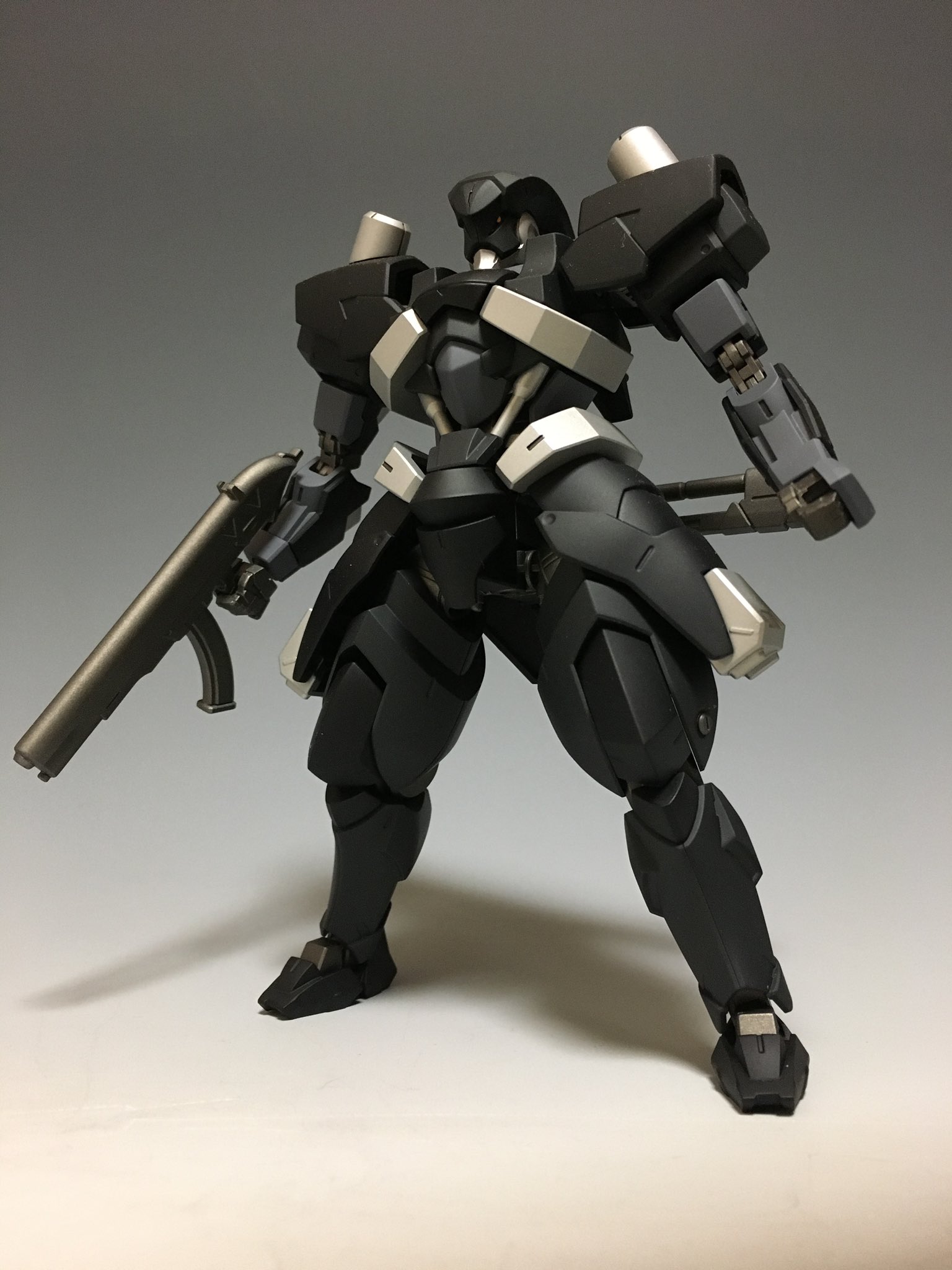 Yooh Twitter ನಲ ಲ Sth 05 Hyakuren Hg 百錬 百錬二機同時制作のうちの一機 俺設定でオリジナルカラーで仕上げました B こちらは一般機を使用して特殊部隊の一機として設定 写真だと黒一色に見えますが 一応二色の黒系で塗り分けてます