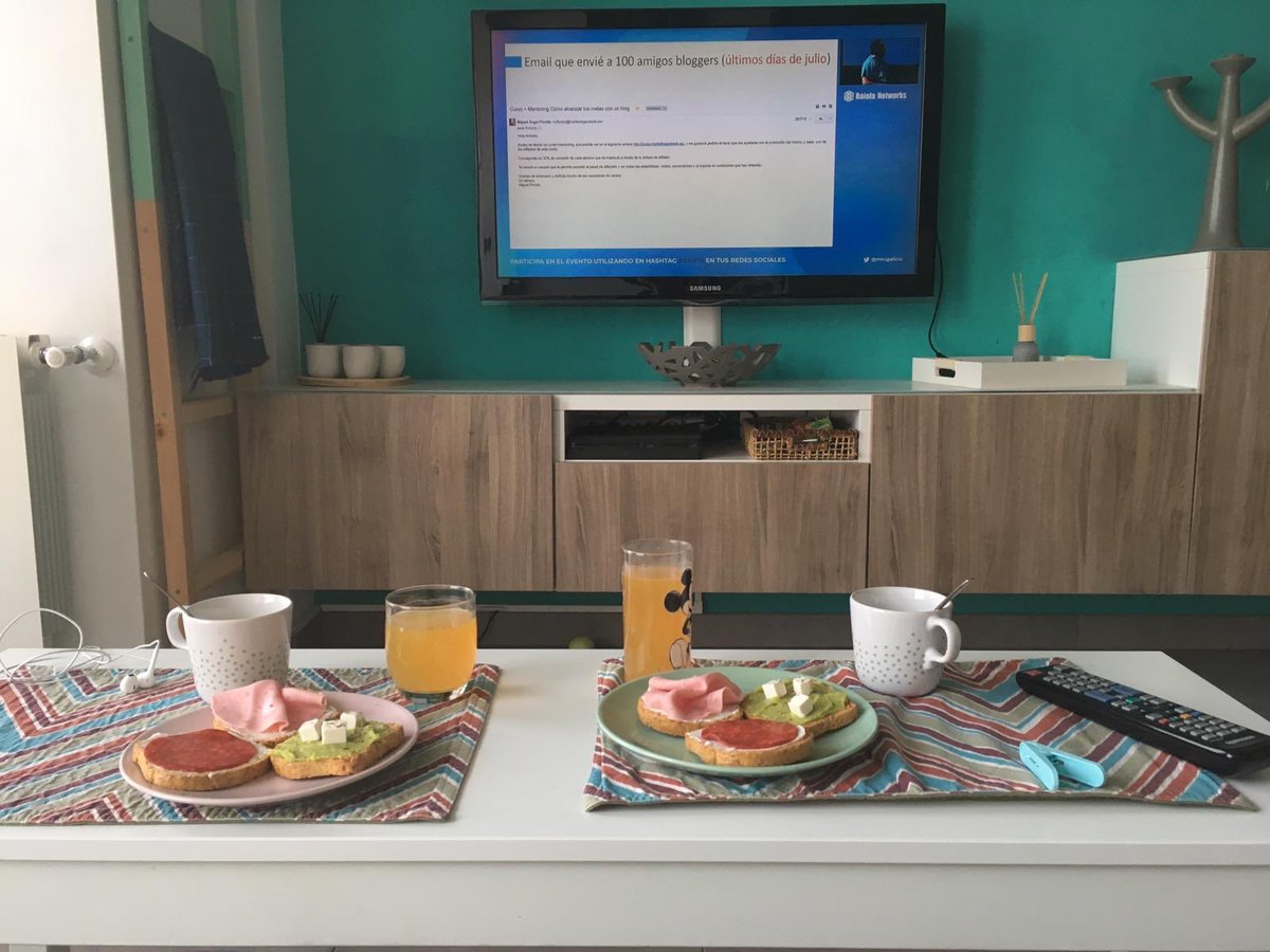 OscarSanjaime's tweet photo. No hemos podido ir al #RMC18 pero nos lo hemos traído a Valencia @SoyRebecaPizaro @_DespuesdelCafe
#Raiolamola y no estaría de más otro #Raiolamandaynoelpanda @DeanRomero10 https://t.co/sLwy0UXxni
