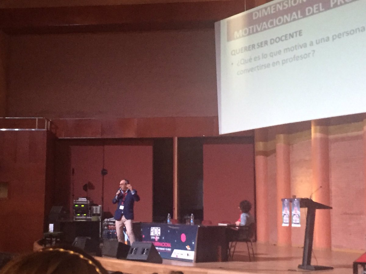 Pailar15's tweet photo. Seguimos en el Congreso de @SindicatoPIDE con @carlospajuelo
“Para que los alumnos estén motivados...los docentes debemos estar motivados, querer ser profesor y ser profesional”
#educación #congresoPide2018 #congresoPide #BriconsejosEducativos https://t.co/1TUshOKfv9