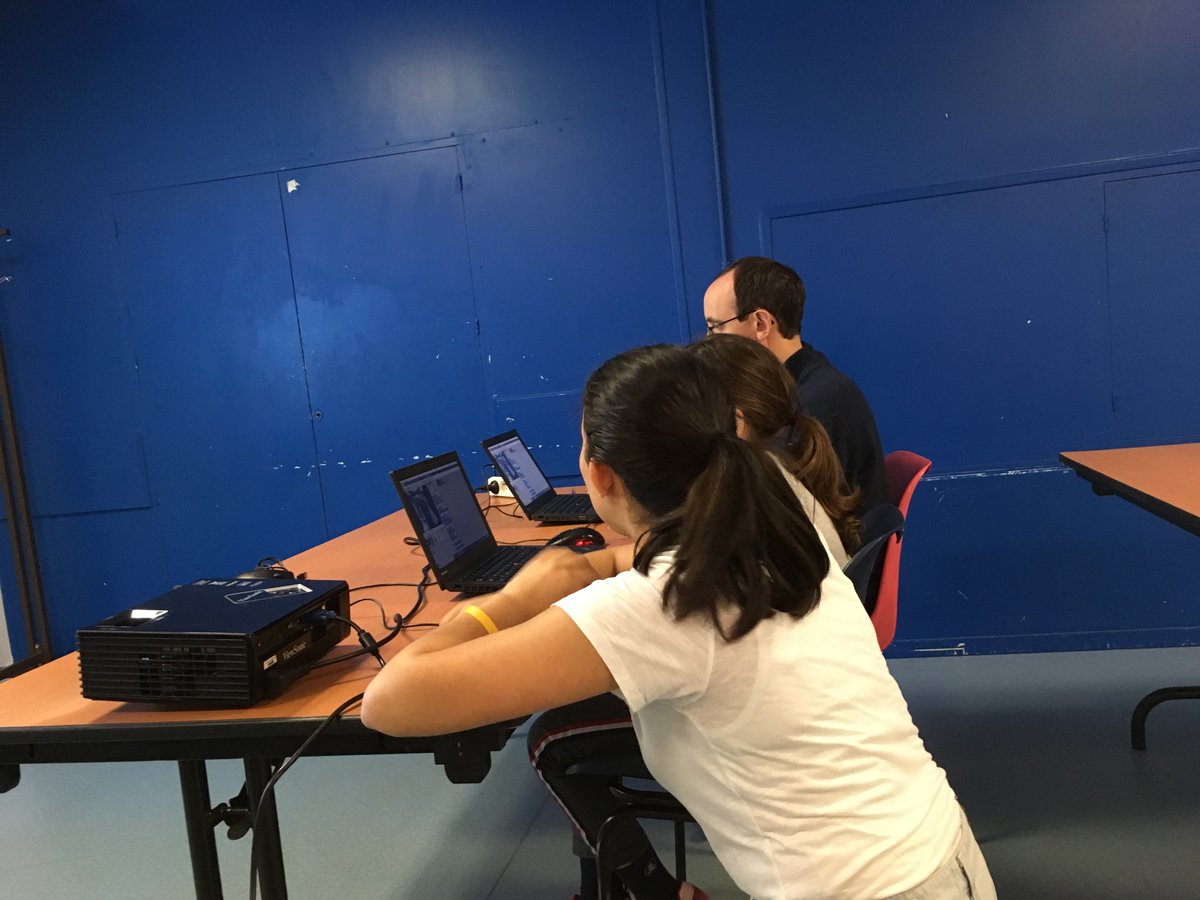 deci__dela's tweet photo. L'atelier Code ton héros, c'est parti ! Ce matin, enfants et parents découvrent la programmation informatique par le logiciel Scratch, en codant la vie d'Helen Keller ! #meetandcode #CodeWeek #meetandcode2018 https://t.co/ZwFuJ2Hued