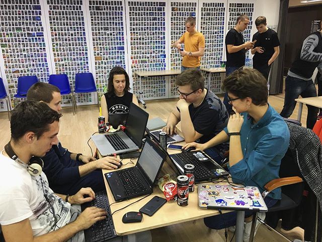 lambda_mai's tweet image. Команда Лямбды изображает бурную деятельность на #spaceappschallenge ift.tt/2J9Uh6X