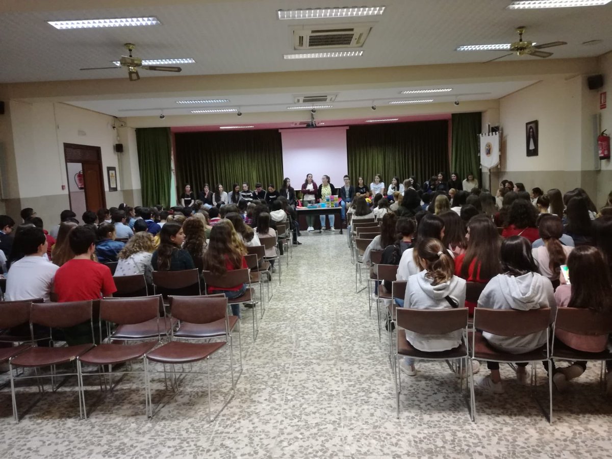 gruposAMJ's tweet photo. Comenzamos!!!! El viernes 19 de octubre hemos empezado los Grupos AMJ de Utrera. Más de 200 chicos y chicas y 31 monitores nos reunimos en nuestro cole con mucha ilusión por compartir este nuevo curso. https://t.co/61htYjemXE