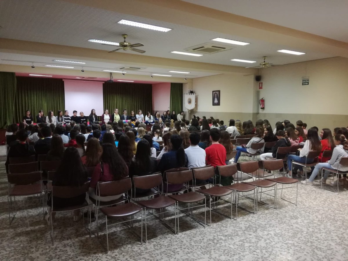 gruposAMJ's tweet photo. Comenzamos!!!! El viernes 19 de octubre hemos empezado los Grupos AMJ de Utrera. Más de 200 chicos y chicas y 31 monitores nos reunimos en nuestro cole con mucha ilusión por compartir este nuevo curso. https://t.co/61htYjemXE