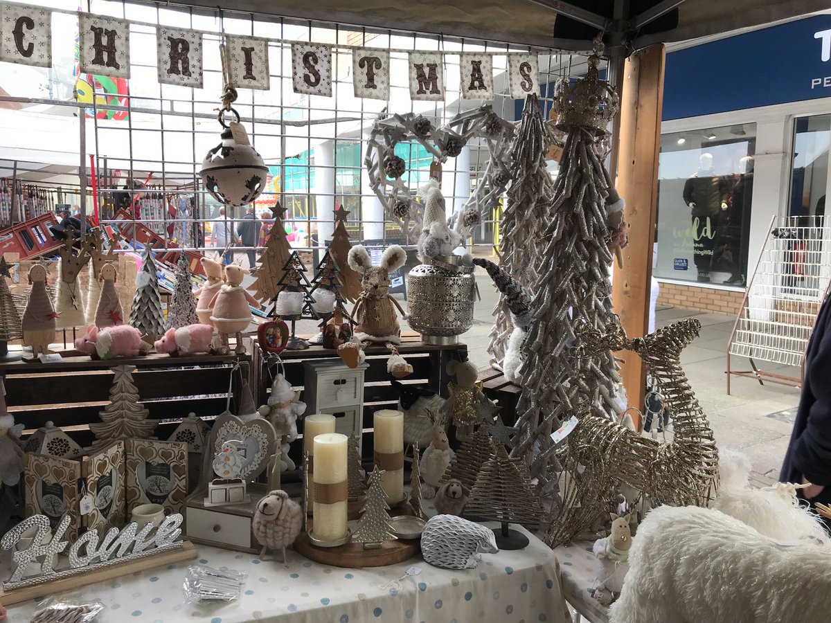 Shabby_Chicks's tweet image. In Carmarthen putting out our NEW Christmas stock. In love already ❤️😢