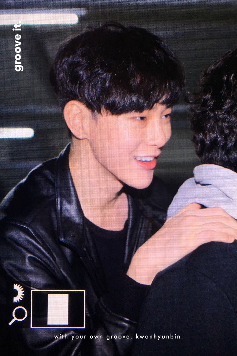 grooveit97's tweet photo. 181020 비타오백마시며퇴근•• #권현빈 https://t.co/rhfuIdhZkD