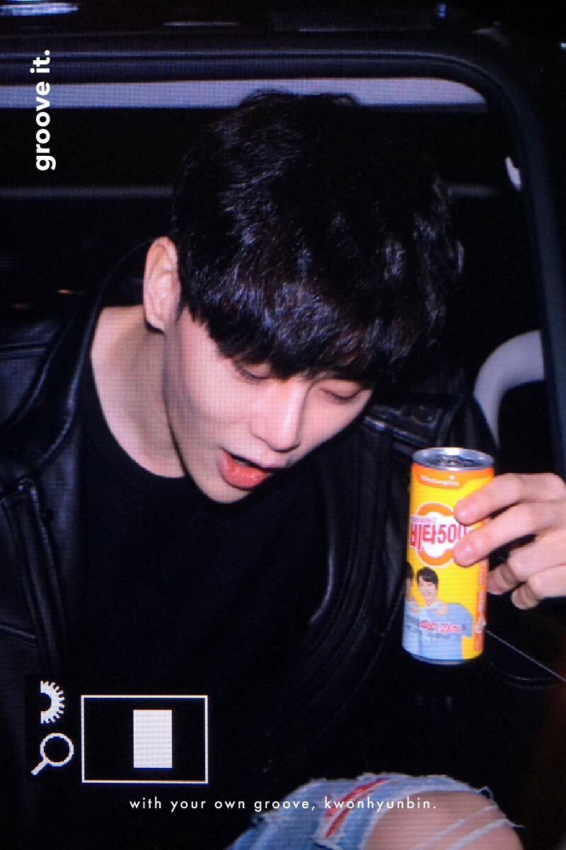 grooveit97's tweet photo. 181020 비타오백마시며퇴근•• #권현빈 https://t.co/rhfuIdhZkD