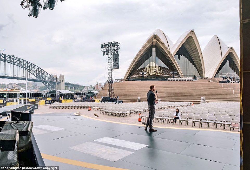 BenJonesPicEd's tweet image. Behind every great man....

#HarryandMeghan #PrinceHarry #RoyalTour #InvictusGames
