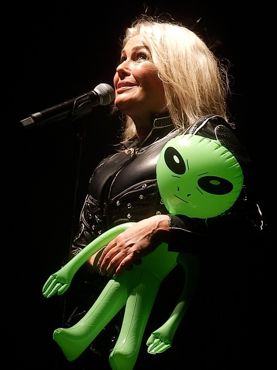 Cathrin73's tweet photo. #KimWilde live in Vienna
#HereComeTheAliensTour
Some more pics of this awesome show ๐ฝโฅ๏ธ๐ฝ๐ค https://t.co/mN8plP2YXW