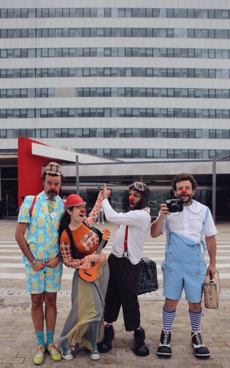 Clowntigo's tweet photo. Ayer había dos grandes acontecimientos en #Oviedo, la visita de los reyes y la de los payasos de #Clowntigo al #HUCA .
Pachucho, Anacrusa, Tropezones y Albertito, posan para los medios a su llegada al Hospital.
📸 Iris Benítez
 #PayasosDeHospital #DescorchandoSonrisas https://t.co/WDEh6eaboV