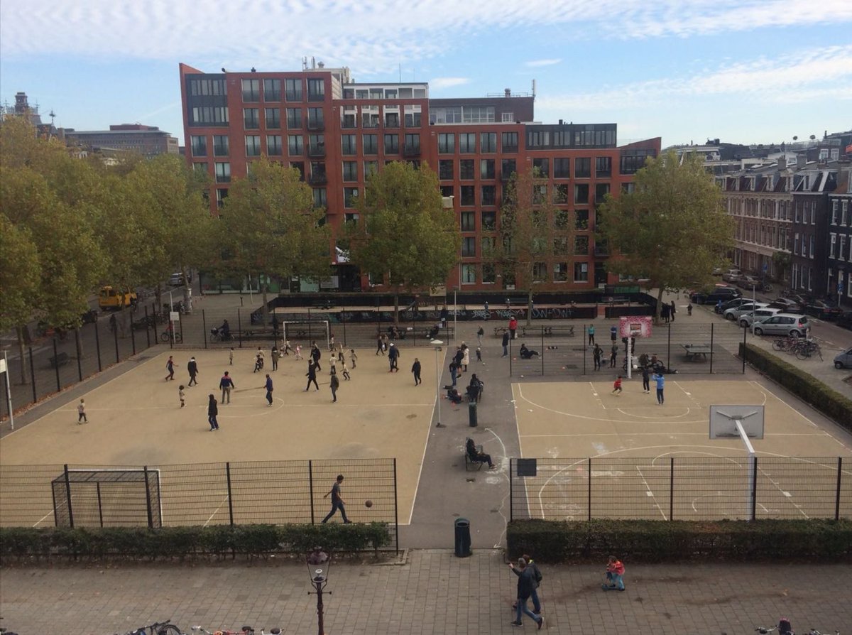 Zaterdag 11.13u #willibrordusplein
Voetbal, basketbal, workout, steppen, leren fietsen... 
Jong, oud, verschillende culturen... alles komt bij elkaar op het plein.
Dit plein werkt.
Door jarenlange inzet door de buurt voor de buurt. @sharon_dijksma @mvdoorninck @roccopiers