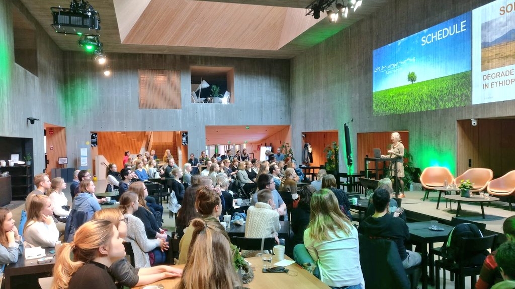ylioppilaskunta's tweet photo. #KeysofChange-tapahtuma jatkuu mikroluennoilla ilmastonmuutoksesta, kestävyydestä ja ympäristöongelmiin liittyvistä haasteista. Upeat asiantuntijat @panupihkala @SenjaLaakso @StinaLinds! #ilmastonmuutos #hyy150 https://t.co/8KcnnyKAvI