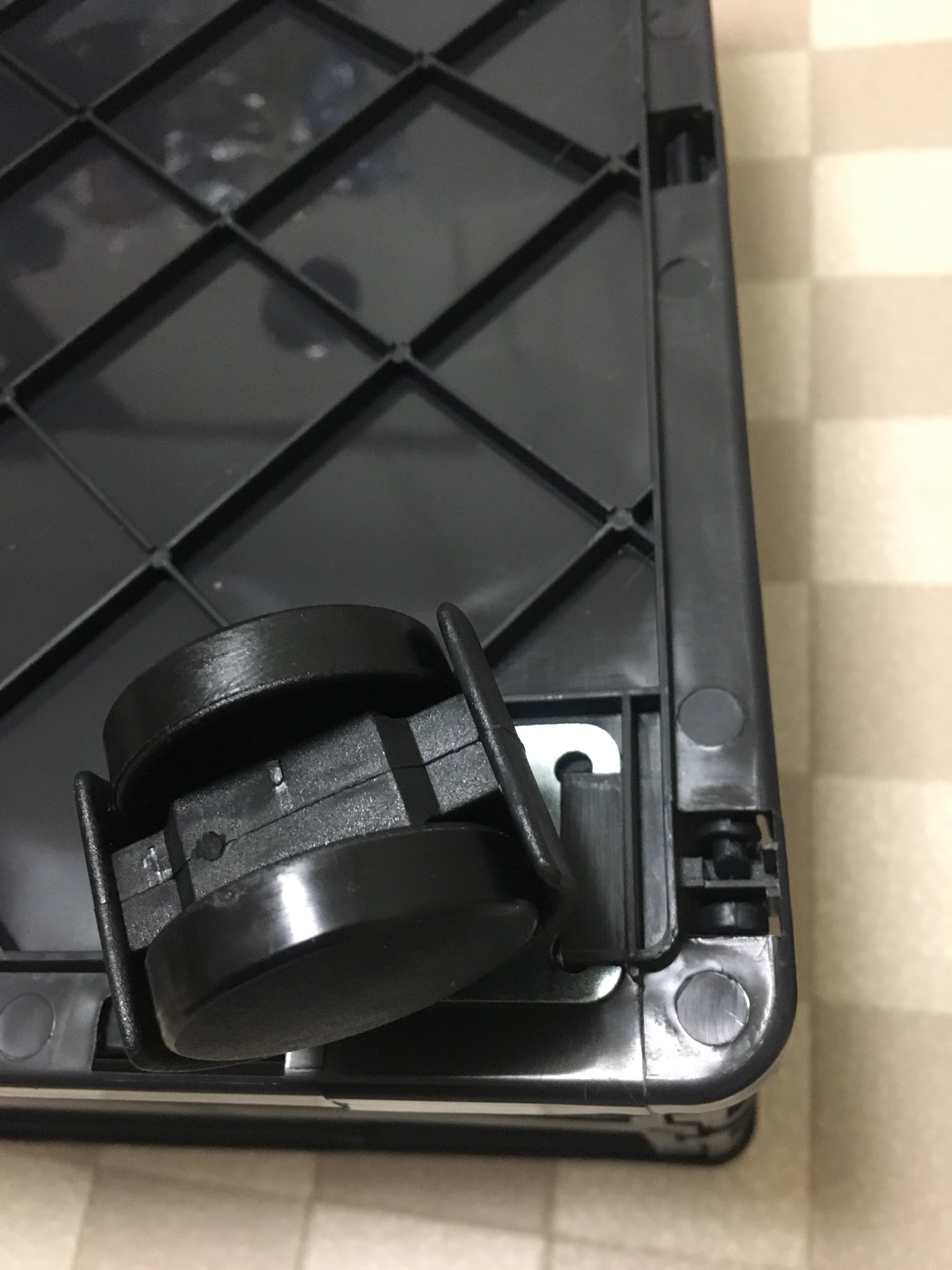 ホイサク ダイソー500円のコンテナはキャスター付けれるし便利 キャスターは固定しないと抜けるけど T Co Clqsqfoln4 Twitter