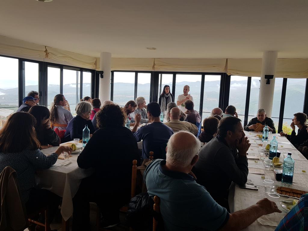 Comença el tast d olis del raig a <a href="/CalPortale/">Cal Portalé Claverol</a> amb Xavier Ruzafa de Thebooc.  Públic interessat i amb ganes d aprendre! <a href="/AjTremp/">Ajuntament de Tremp</a> <a href="/lapobladesegur/">La Pobla de Segur</a>