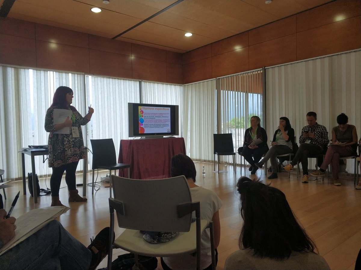 portusarea's tweet photo. @AstialdiK -an jarraitzeko dugu. Gaur beste batzuen artean OASIS metodologia eta AIZU programaren aurkezpena egin dugu @KIRIBIL sarearen eskutik.

Seguimos en el Congreso de TLE, hoy con la presentación de OASIS Y AIZU de la mano de @KIRIBIL 
#AstialdiKongresua https://t.co/DevoBCpOjy
