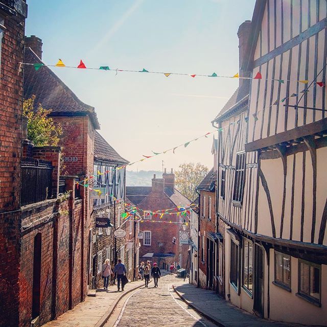 Going down Steep Hill is easier than going up it, but just as beautiful.
——
📸 @ryanmarcbradley ——
#LoveLincoln #Lincolnshire #VisitEngland #GreatBritain bit.ly/2R2Qwmx