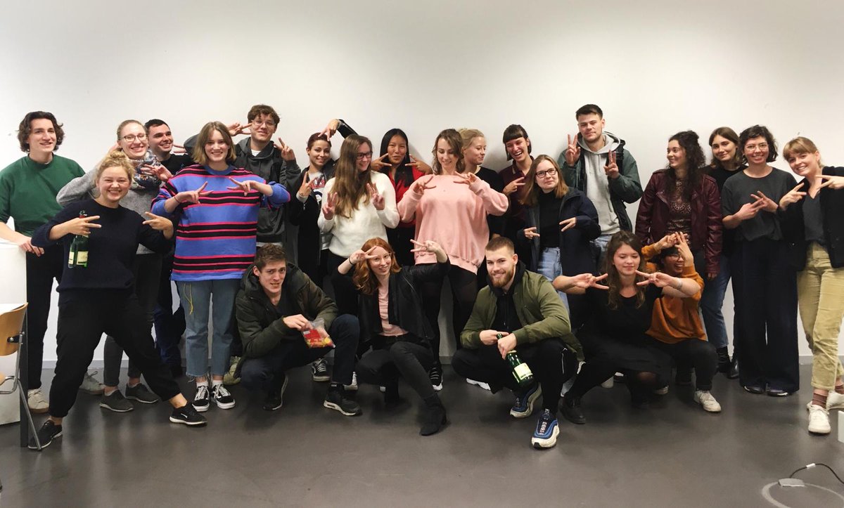 stadine's tweet photo. In den letzten zwei Wochen habe ich Designstudis eine Einführung in HTML/CSS gegeben. Seht ihr all die angehenden Coderinnen auf unserem Abschlussfoto an? Es war irre, was sie alles in so kurzer Zeit gelernt haben 🤓🙌 https://t.co/wWtjrMzqhH