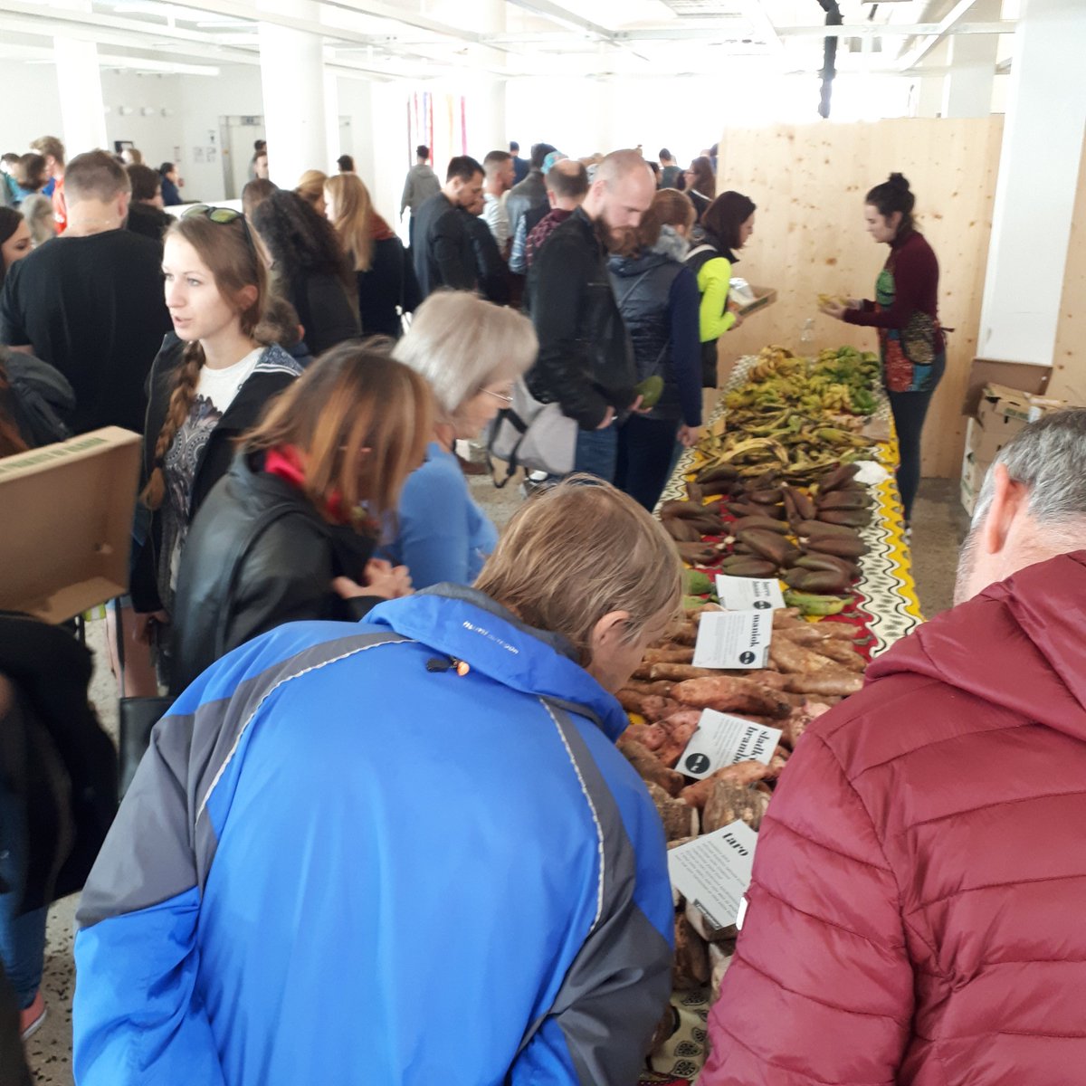 Nevidalova_'s tweet photo. Guacamole, grilovaný ananas nebo šťávu z cukrové třtiny 🥑🍍 To vše dnes můžete ochutnat na food festivalu Ochutnej Afriku v Brně, který právě probíhá v Tržnici Brno. Přijdte ochutnat nebo si nakoupit exotické ovoce 🍋 #ochutenejafriku #foodfestival #muni #stisk https://t.co/HxR2zxgWh5