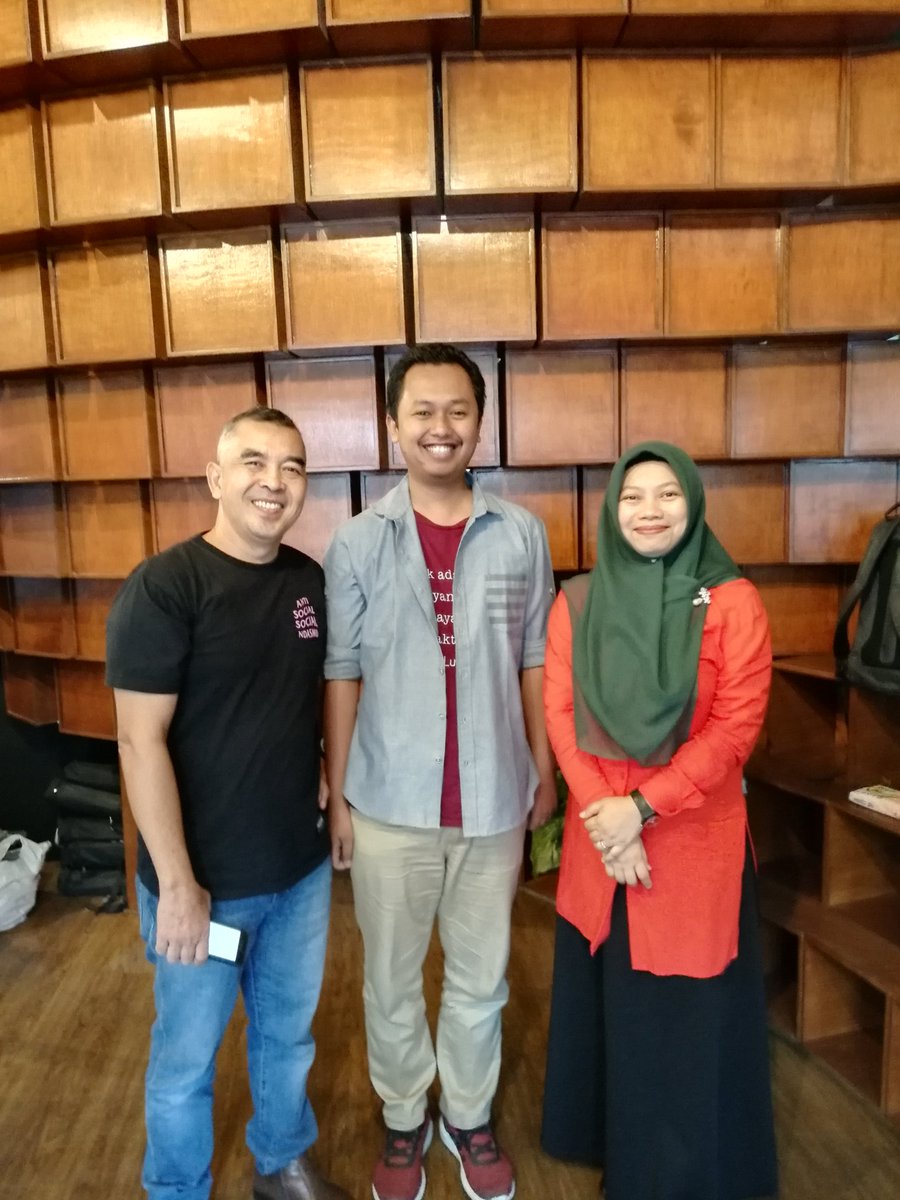 bersama org2 hebat <a href="/nukman/">Nukman Luthfie</a> <a href="/titianggraini/">Titi Anggraini</a> 

*duh kalah keren iki mbek generasi kolonial