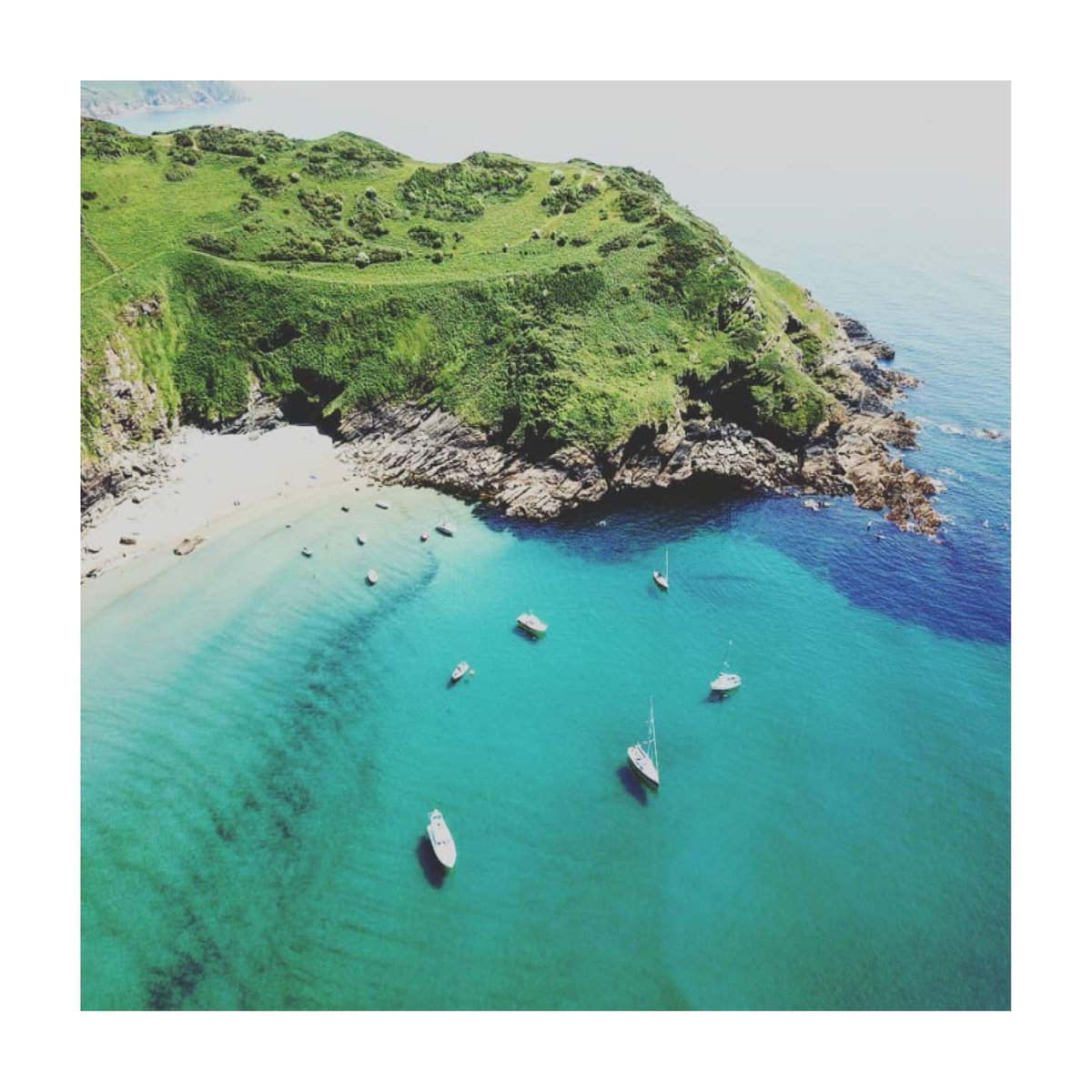 Greenbankhotel's tweet image. Lovely Lantic Bay. Uncover this shingle beach cut into towering cliffs smothered with gorse and windswept hawthorns. 📷: andrewwinter7 
#cornishviews #cornwall #lanticbay #hiddenbeach #boating #lovecornwall #swisbest #viewsfordays #cornishlife #thisiscornwall #travelcornwall