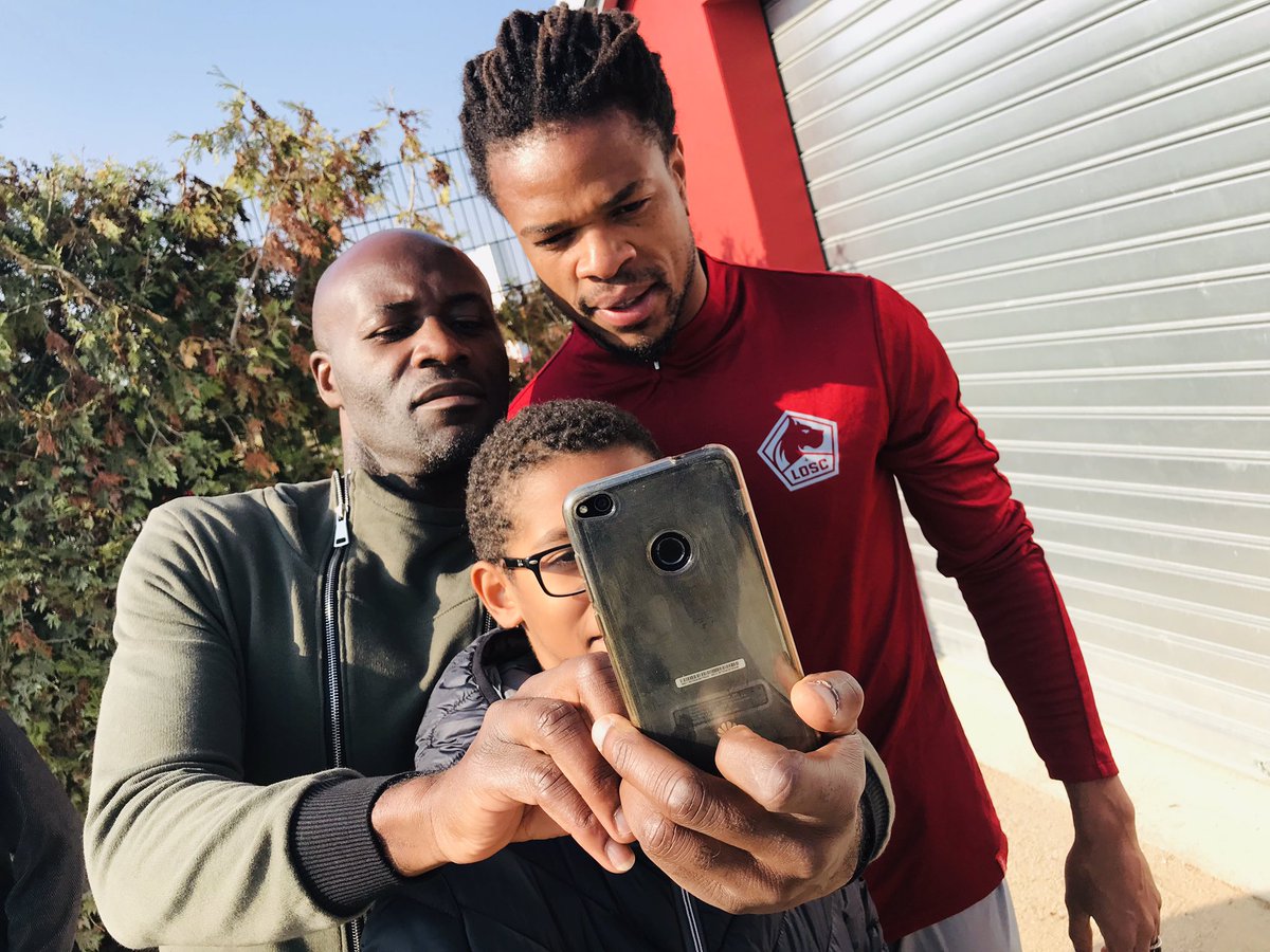 losclive's tweet photo. ✍️ Un autographe sur un bout de papier 
🤳 Un selfie improvisé
🤗 C’est ça le foot qu’on aime https://t.co/3enIJsDHPJ