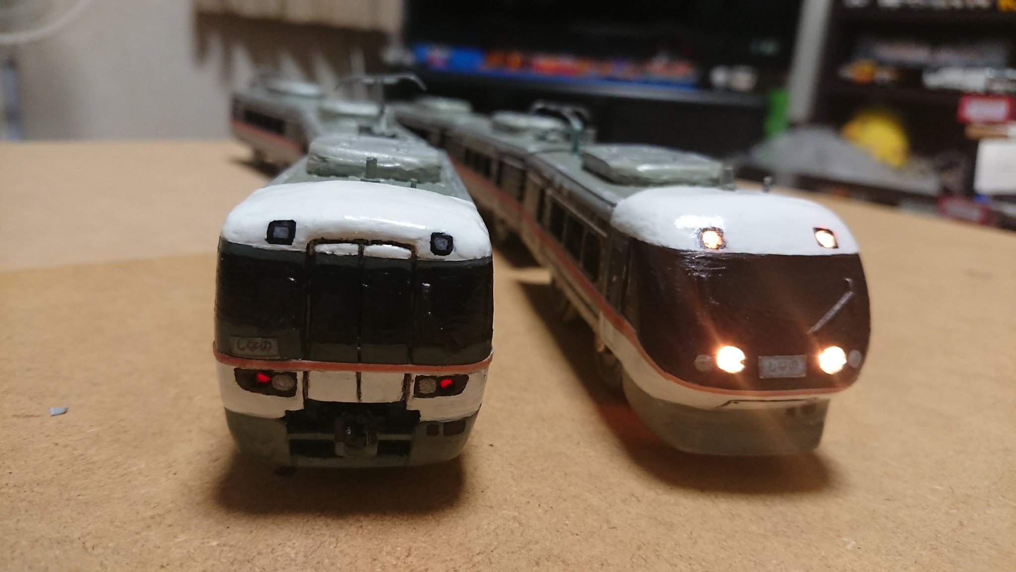 区間快速 改造プラレール Jr東海 3系 特急しなの 6両編成 ついに完成 前照灯と尾灯は点灯します 屋根とクーラーは自作です 車体を切り継いでドア配置を調整 側面の細かな線も塗装し 幕やマーク 通気口などはシールで表現しました 313系との並び 実車