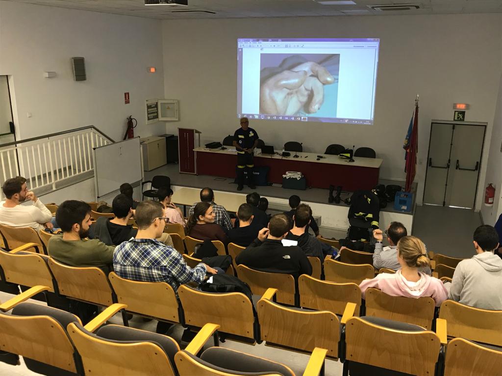 protecivilvlc's tweet image. Comença a ploure a la ciutat de #València. Nosaltres preparats per a estar #alteucostat. A més continuem amb la #formaciovlc de nous #voluntaris i no tan nous. #prevencionvlc #TemporalPluges #gotafreda