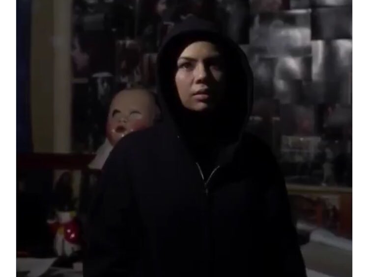 5lyingbitches's tweet photo. @PLLTVSeries @JanelParrish How can you not have the black hoodie? #monapll https://t.co/vtmm1XEs6J