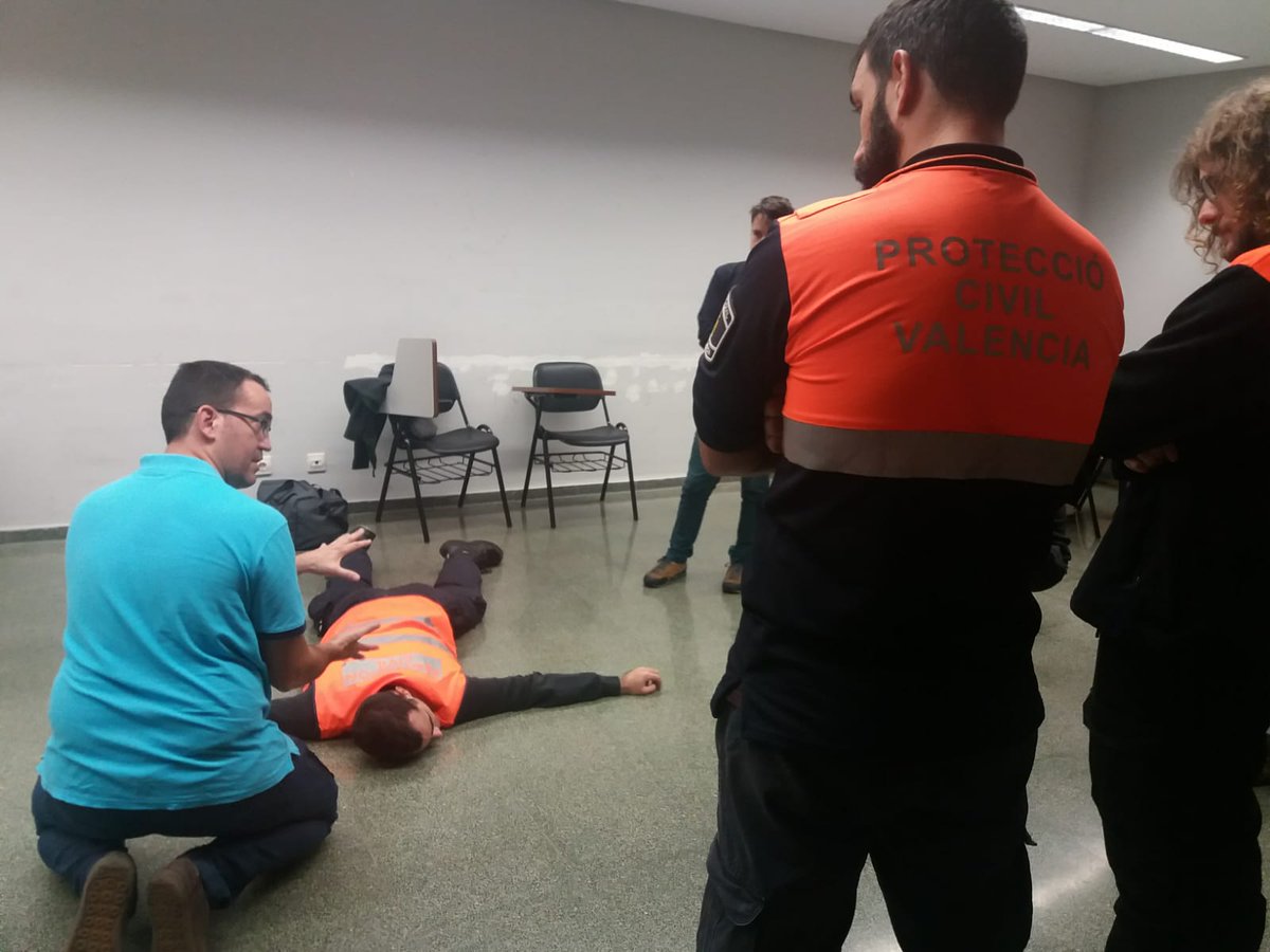 protecivilvlc's tweet image. Comença a ploure a la ciutat de #València. Nosaltres preparats per a estar #alteucostat. A més continuem amb la #formaciovlc de nous #voluntaris i no tan nous. #prevencionvlc #TemporalPluges #gotafreda