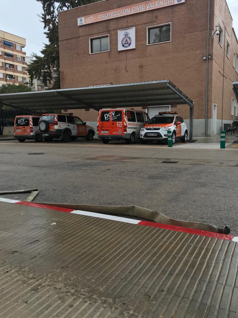 protecivilvlc's tweet image. Comença a ploure a la ciutat de #València. Nosaltres preparats per a estar #alteucostat. A més continuem amb la #formaciovlc de nous #voluntaris i no tan nous. #prevencionvlc #TemporalPluges #gotafreda