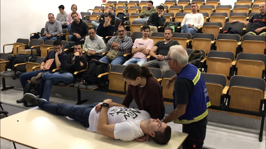 protecivilvlc's tweet image. Comença a ploure a la ciutat de #València. Nosaltres preparats per a estar #alteucostat. A més continuem amb la #formaciovlc de nous #voluntaris i no tan nous. #prevencionvlc #TemporalPluges #gotafreda