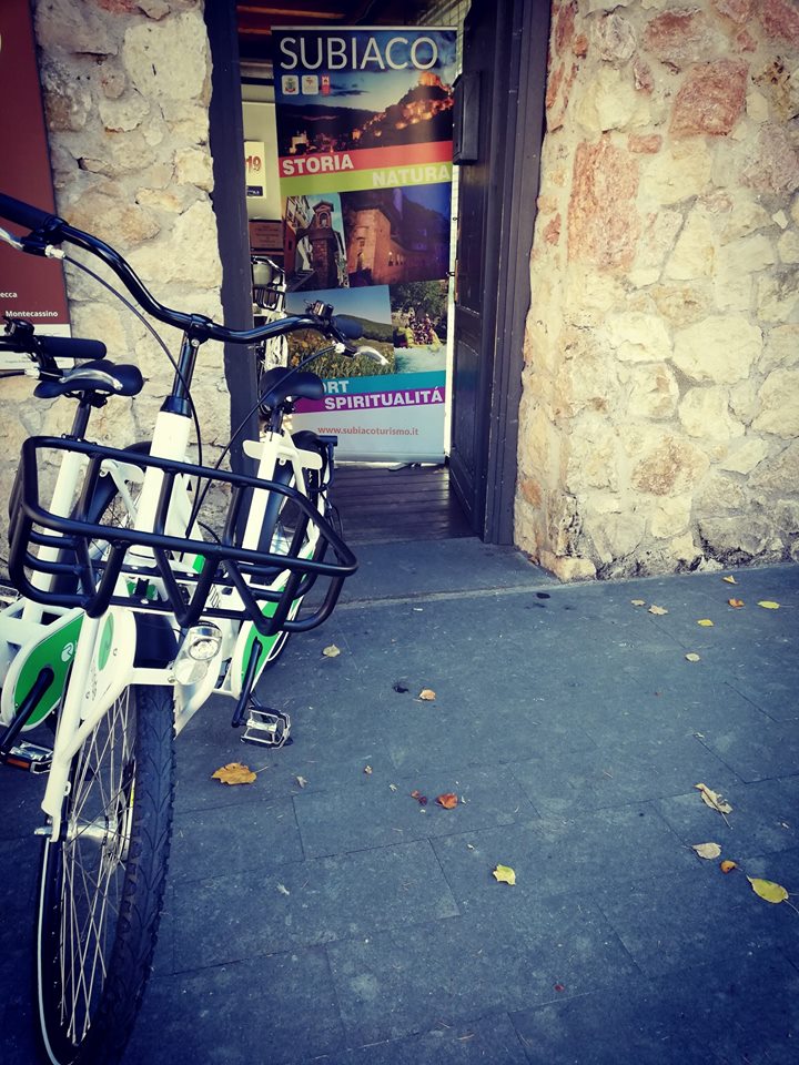 Subiaco_turismo's tweet photo. Raggiungere i #MonasteriBenedettini non è mai stato così facile;
Dal #venerdì alla #domenica affitta da noi la bici #bitride a pedalata assistita, che ti permette di risparmiare sino al 40 % dell'energia richiesta da una bici tradizionale.
Servizio a cura di #We_Net. https://t.co/I4DB4evjzV