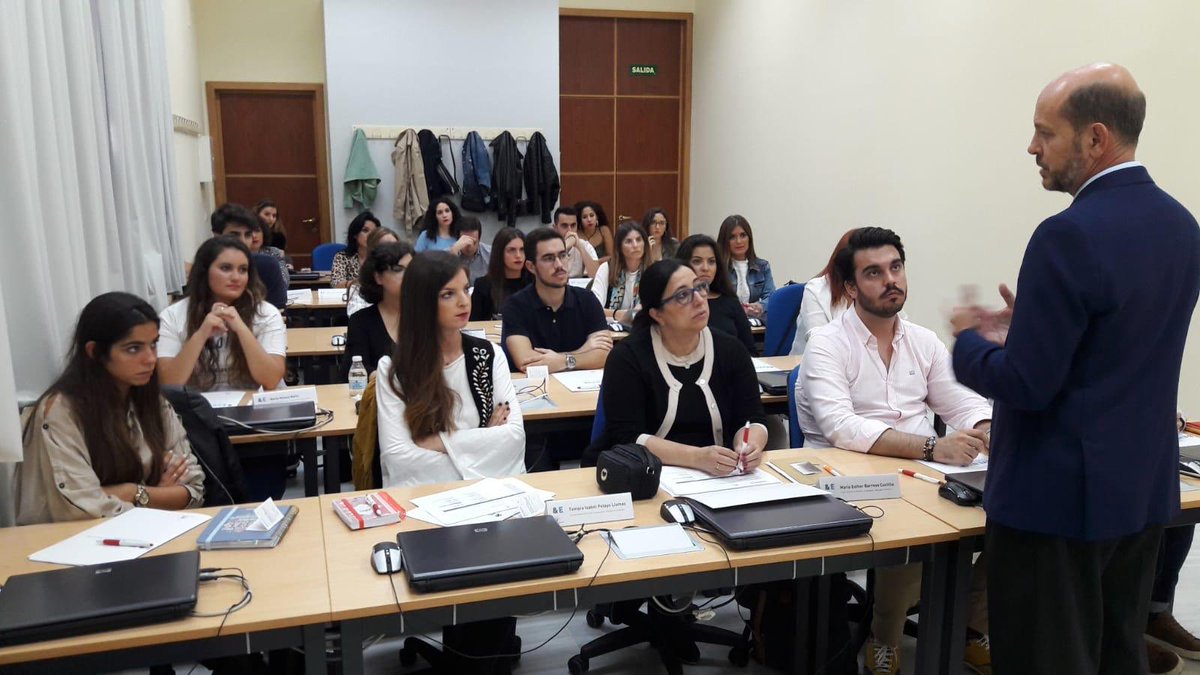 cursoeventos's tweet photo. Comenzamos!! Bienvenida a nuestros alumnos de la IV Edición! #cursoprotocolo #yeventos #Sevilla @CFP_unisevilla @Gabifcom @unisevilla https://t.co/HbdVL8serN