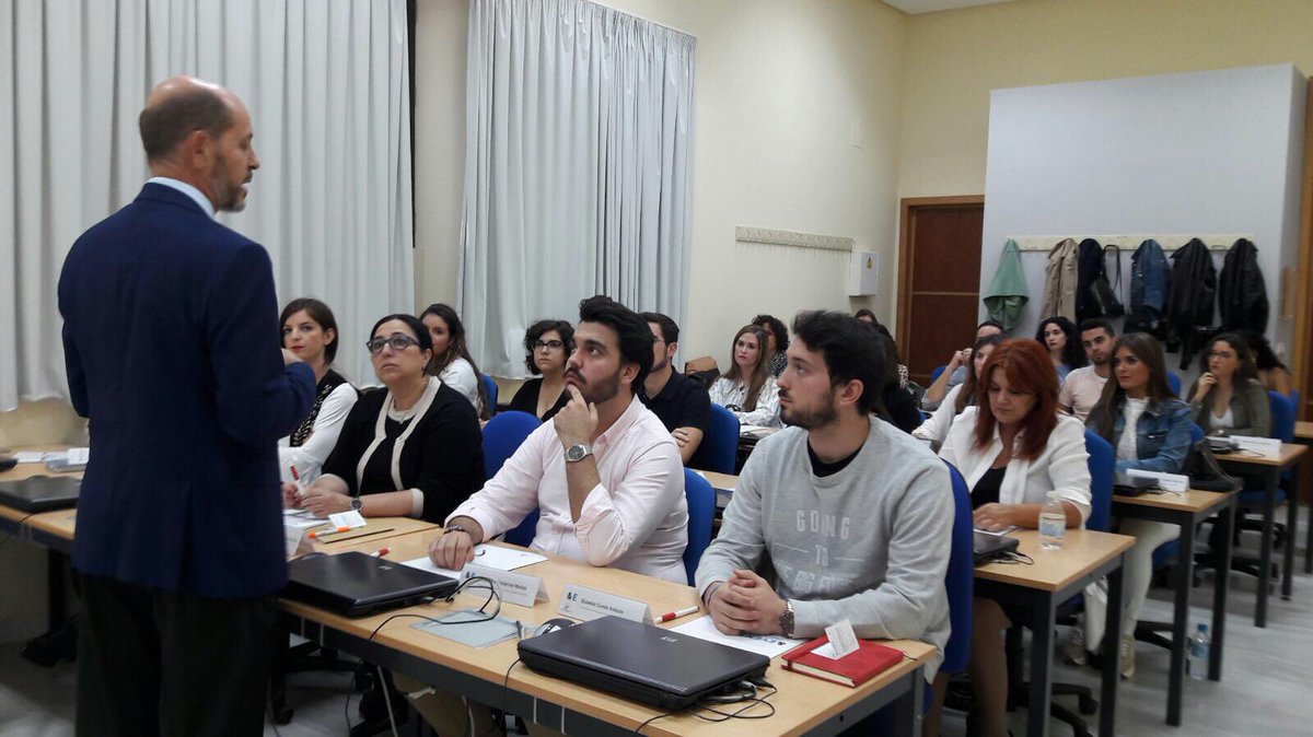 cursoeventos's tweet photo. Comenzamos!! Bienvenida a nuestros alumnos de la IV Edición! #cursoprotocolo #yeventos #Sevilla @CFP_unisevilla @Gabifcom @unisevilla https://t.co/HbdVL8serN