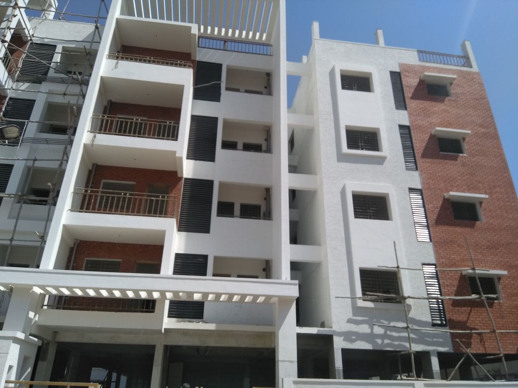 ramya32651815's tweet photo. AASHRAYAA ETERNIA, a BBMP approved 2BHK &amp; 3BHK residential Apartments of various sizes starting from 946 Sq.ft to 1472 Sq.ft. – A – Katha Land

(Total No. of Units: 100 Flats) (Floors: G + 3) (Ready for Interior )

Project is Located very near to junction of Meenakshi https://t.co/NZFEnLBiQ1